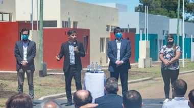 Kicillof dijo que “en pandemia” hará “más viviendas” que Vidal en su primer año