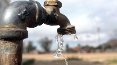 Aiola avanzará con medidores de agua en domicilios con piletas ante la crisis del servicio