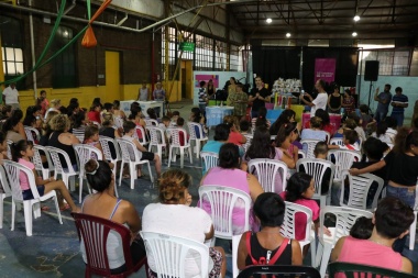 Petrecca entregó útiles escolares y marcó a la educación como eje de su gestión