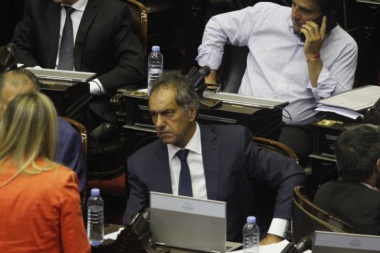 Tras el escándalo, Scioli renunció como diputado a la espera de su oficlialización