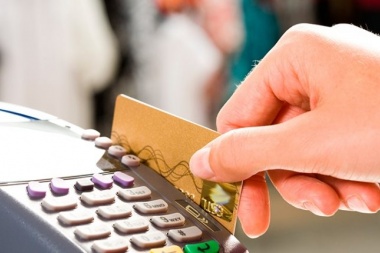 El uso de tarjetas de crédito cayó un 23,47% y el débito creció un 5,13%