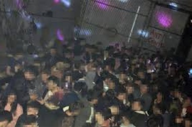Escándalo en Rivadavia: una multitud de jóvenes asistieron a una fiesta “anti covid”
