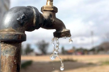 Aiola avanzará con medidores de agua en domicilios con piletas ante la crisis del servicio
