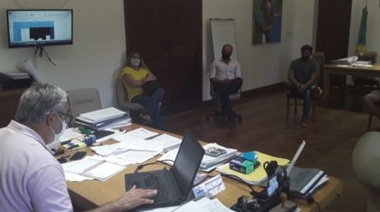 Fernández insistió a gastronómicos con el respeto de los protocolos y advirtió que "los números no son buenos"