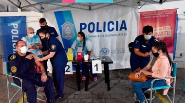 Berni comenzó con el operativo para vacunar a 100 mil policías bonaerenses