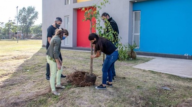 Funcionarios municipales plantaron un árbol para conmemorar el Día de la Verdad por la Memoria y la Justicia