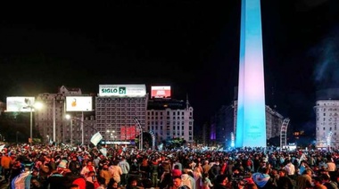 Tras los festejos, el ministro Gollán cuestionó la aglomeración de personas