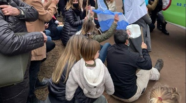 Kicillof llegó a la cuarta y hubo reclamo de Padres Organizados en Lincoln por la presencialidad