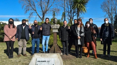 El Partido Justicialista y la UNNOBA restituyeron el busto de Eva en el ex Ferroviario