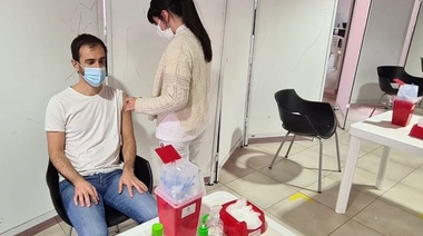 Petrecca se vacunó y realizó un posteo referido a los vacunatorios "VIP"