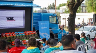 Más de 140 trabajadores en moto, se capacitaron y recibieron un casco de regalo