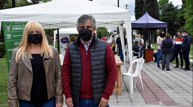 Britos y sus funcionarios atendieron en la Plaza Moreno de Chivilcoy