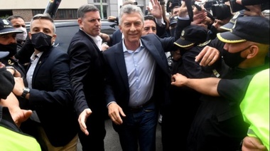 En Dolores: Macri tiró al suelo un micrófono de C5N