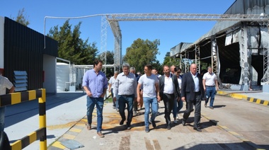 Funcionarios de nación y provincia en 9 de Julio luego del incendio de la fábrica La Aurora