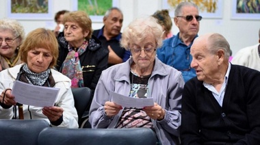 El Gobierno evalúa un bono de fin de año para las jubiladas y los jubilados