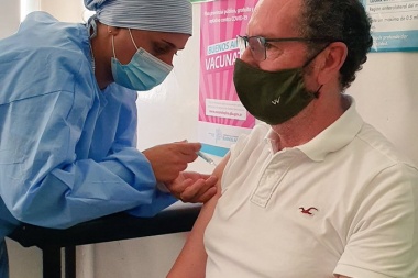 La oposición criticó la vacunación de Torchio: "no es grupo de riesgo ni esencial"