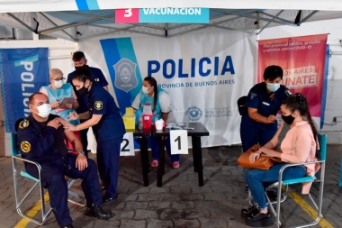 Berni comenzó con el operativo para vacunar a 100 mil policías bonaerenses