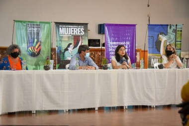 Estela Díaz estuvo en la cuarta sección respaldada por las mujeres del FdT