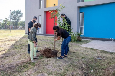 Funcionarios municipales plantaron un árbol para conmemorar el Día de la Verdad por la Memoria y la Justicia