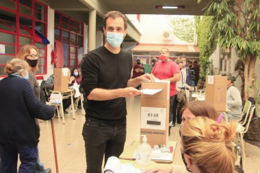 Votó Petrecca en la escuela San Jorge: “La única cábala que tengo es trabajar todos los días”