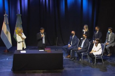 Kicillof tomó juramento a Insaurralde como jefe de Gabinete y a los nuevos ministros