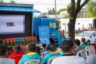 Más de 140 trabajadores en moto, se capacitaron y recibieron un casco de regalo