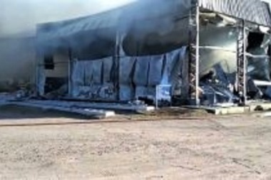 Un incendio arrasó con parte de una reconocida empresa láctea de 9 de Julio