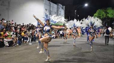 Más de 20.000 personas disfrutaron de la primera noche de Carnaval en la Plaza 25 de Mayo