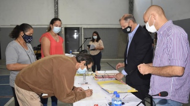 44 familias de Alberti firmaron la escritura de su casa