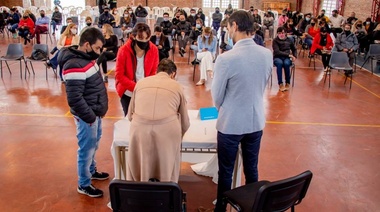 Provincia y municipio: nuevo acto de firmas de escrituras para 160 familias en Junín