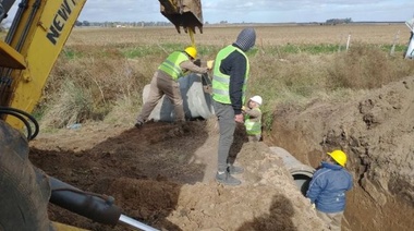 Comenzó la obra de desagüe pluvial de la localidad de Coronel Mom, en Alberti