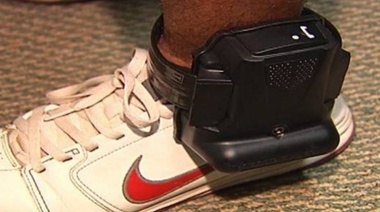 Reclaman fondos de la tasa de seguridad para comprar tobilleras electrónicas