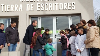Reynoso inauguró la nueva biblioteca municipal de Sundblad "Tierra de Escritores"