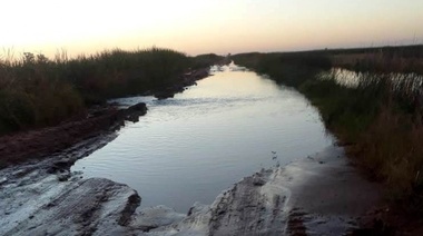 Continúan las obras en caminos por la emergencia hídrica en Carlos Casares
