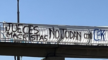 En Junín aparecen carteles anónimos de apoyo a Cristina Fernández