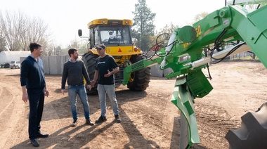 El municipio sumó una nueva niveladora para el arreglo de caminos rurales