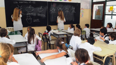 Kicillof confirmó el aumento a docentes y estatales : 25% promedio