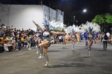 Más de 20.000 personas disfrutaron de la primera noche de Carnaval en la Plaza 25 de Mayo