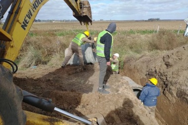 Comenzó la obra de desagüe pluvial de la localidad de Coronel Mom, en Alberti