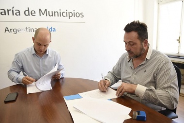 Aiola firmó convenio por tres combis para las localidades chacabuquenses