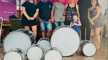 Battaglia hizo entrega de más instrumentos para el carnaval arenalense