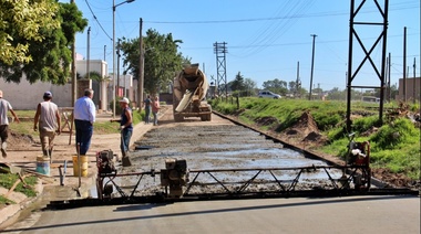 Concretan cuadras de pavimento pendientes en Bragado