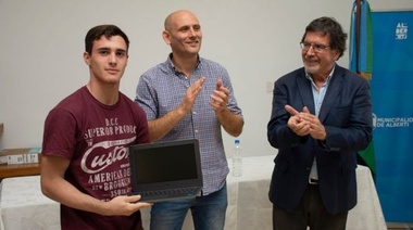 Junto a Sileoni, Lago entregó netbooks del "Conectar Igualdad" en Alberti