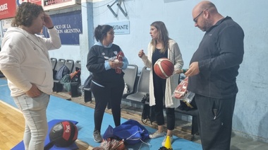 Bozzano entregó un kit con elementos deportivos al Club San Martín de Junín