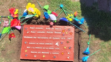 Colocaron una baldosa en homenaje a víctimas de la dictadura en el Colegio Padre Respuela