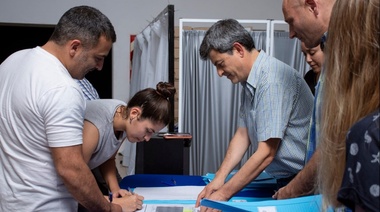 Firman boletos de compra venta de terrenos del banco de tierras de Alberti