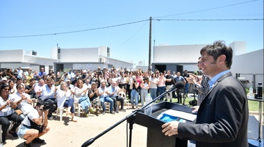 Kicillof entregó viviendas en Salto