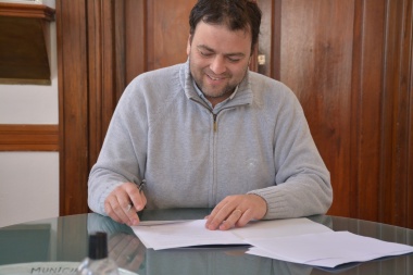 Barroso firmó con nación la llegada de 11 viviendas para 9 de Julio