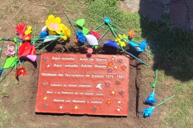 Colocaron una baldosa en homenaje a víctimas de la dictadura en el Colegio Padre Respuela