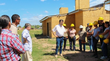 El municipio respaldó la continuidad del programa de viviendas de Cáritas